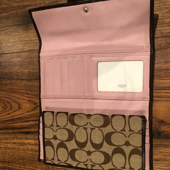 Signature Coach Wallet - Picture 3 of 4